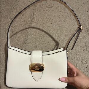 Chic Cream Shoulder Bag with Gold Clasp